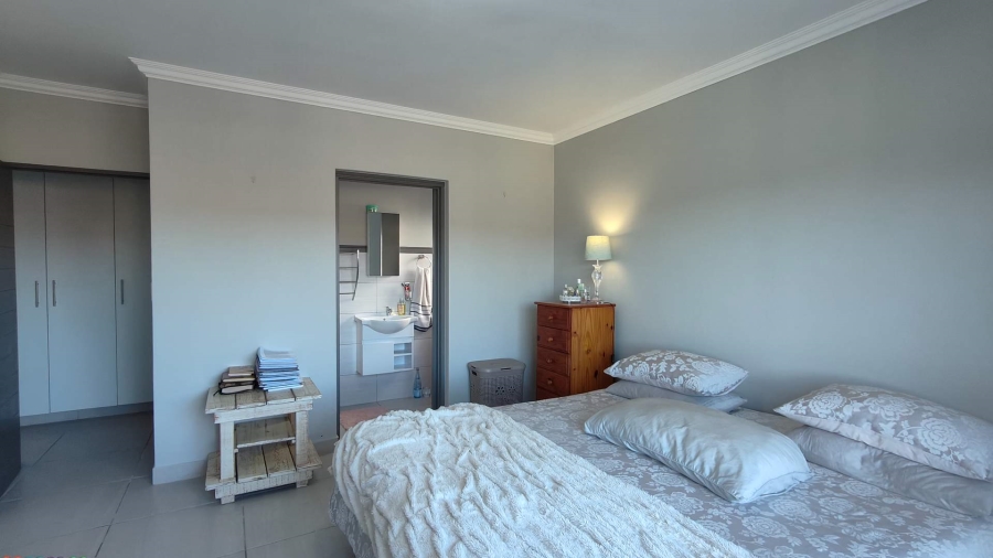 6 Bedroom Property for Sale in Island View Western Cape